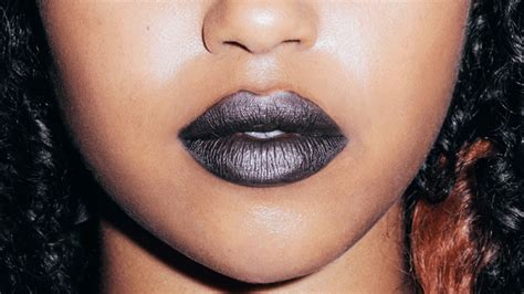 How to Wear Fall’s Metallic Lipstick Trend 